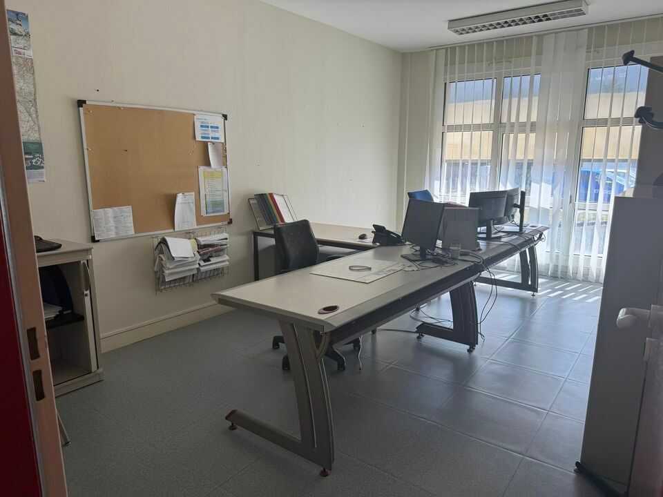 CHINON - A VENDRE BUREAUX DE 1 129 M² AVEC TERRAIN DIVISIBLE DE 12 236 M²