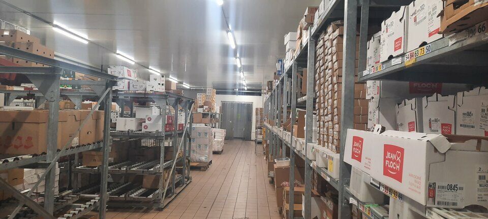 Locaux d'activité d'environ 1 550 m² - A VENDRE