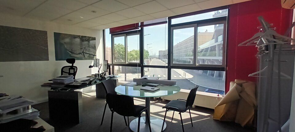 Centre-ville - Beaux bureaux avec nombreux stationnements privatifs.