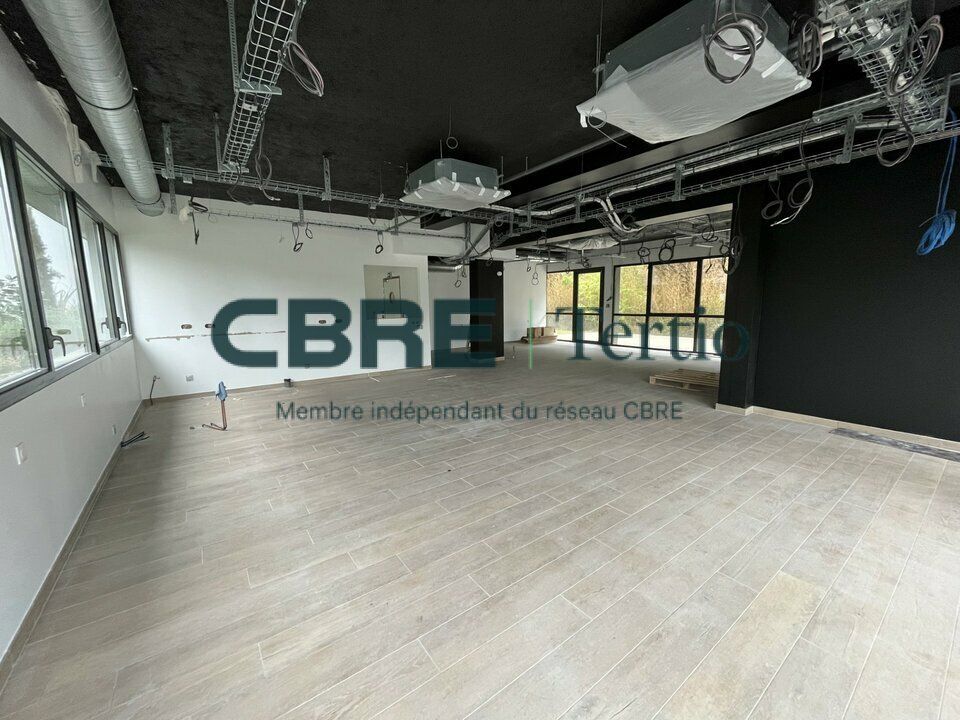 Location local commercial 145 m² non divisibles