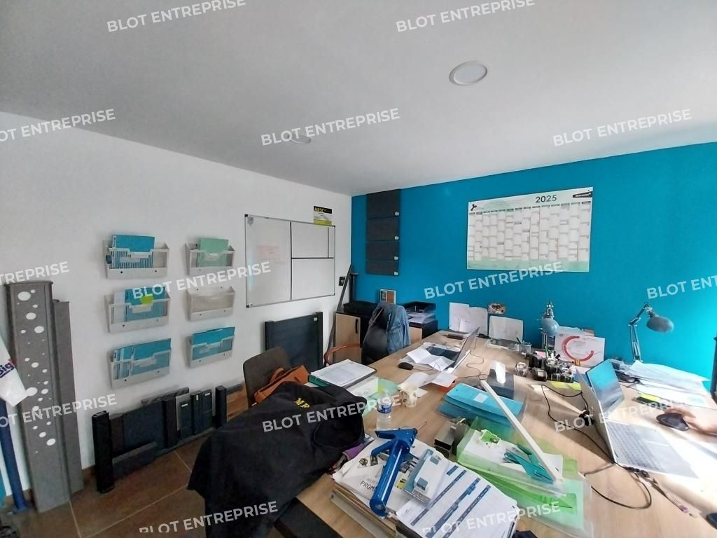 Location entrepôts 300 m² non divisibles