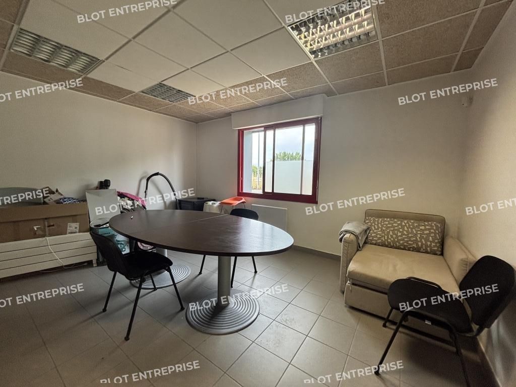 Location entrepôts 350 m² non divisibles