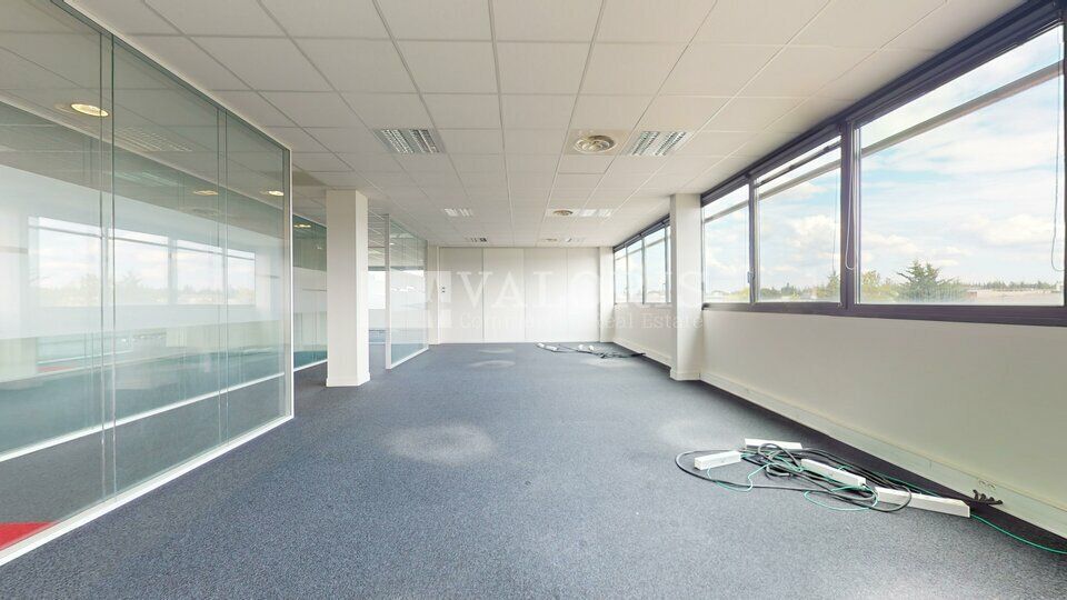 Valoris Real Estate vous propose, à la vente des bureaux divisibles situés dans un Parc Technologique desservis par le tramway T2, à proximité de l'A43 et dans un cadre très verdoyant. Présence de services de proximité dédiés aux utilisateurs.