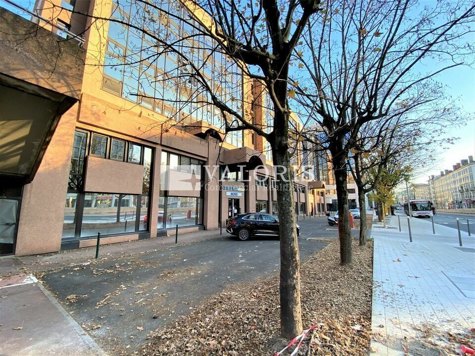 En plein coeur du quartier des affaires de la Part-Dieu, nous vous proposons à la location une surface de bureaux au sein d'un immeuble sécurisé, bénéficiant d'un accès direct sur la Gare Part Dieu et ses transports en commun.