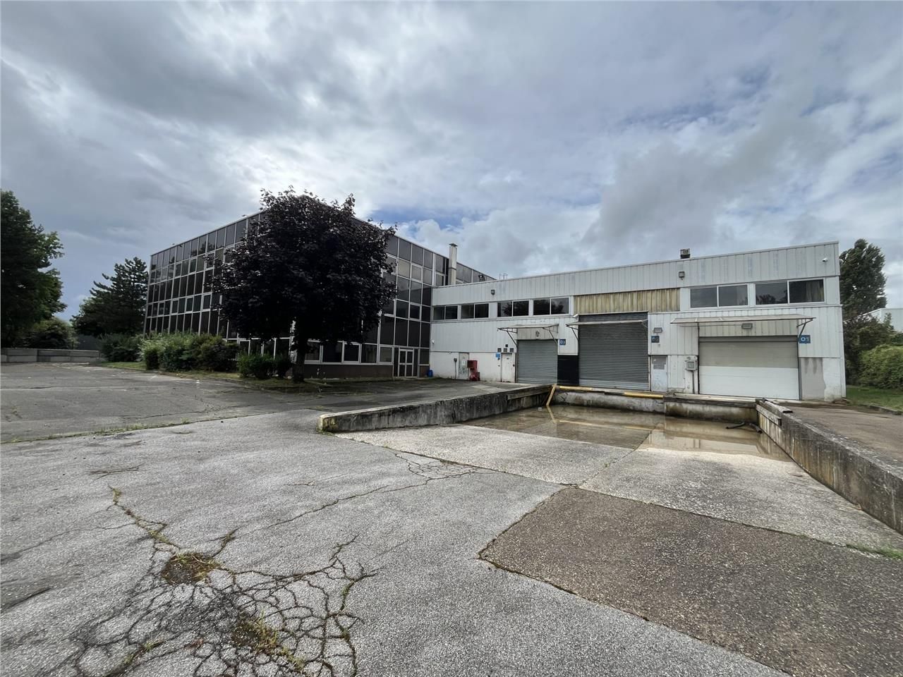 Location local 1963 m² à Buc