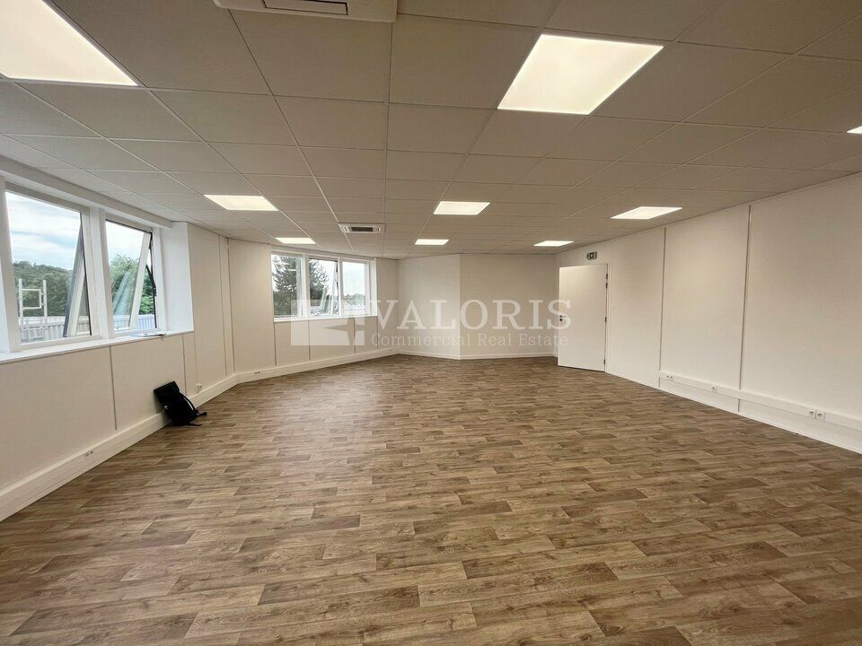 Valoris Real Estate vous propose des bureaux à Saint Genis Laval. Des places de stationnement extérieur complètent ce bien.