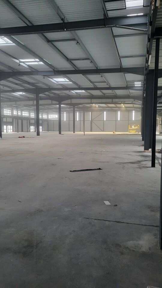 A SAISIR - PIERRELATTE - A LOUER Bâtiment divisé en 18 locaux d'activités avec bureaux - A partir de 367 m2  