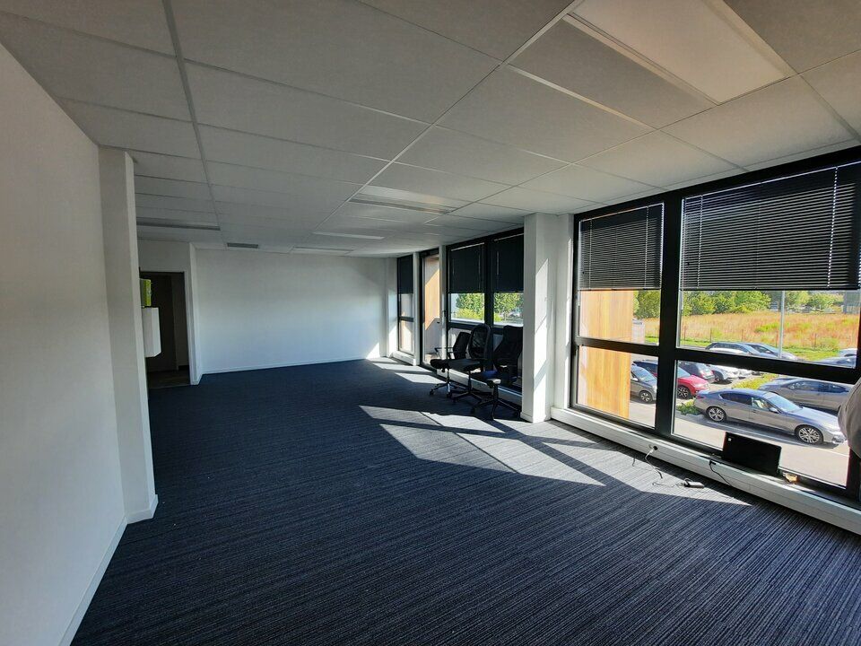 PETIT PLATEAU DE BUREAUX NEUF + PARKINGS.