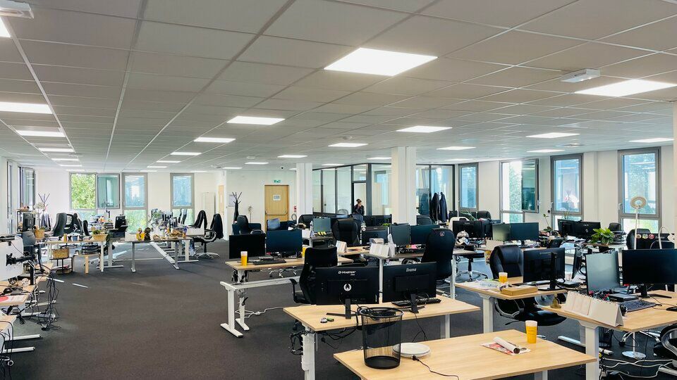 Immeuble neuf (2022) - RT 2012 -20% - plateau peu cloisonné - parking.