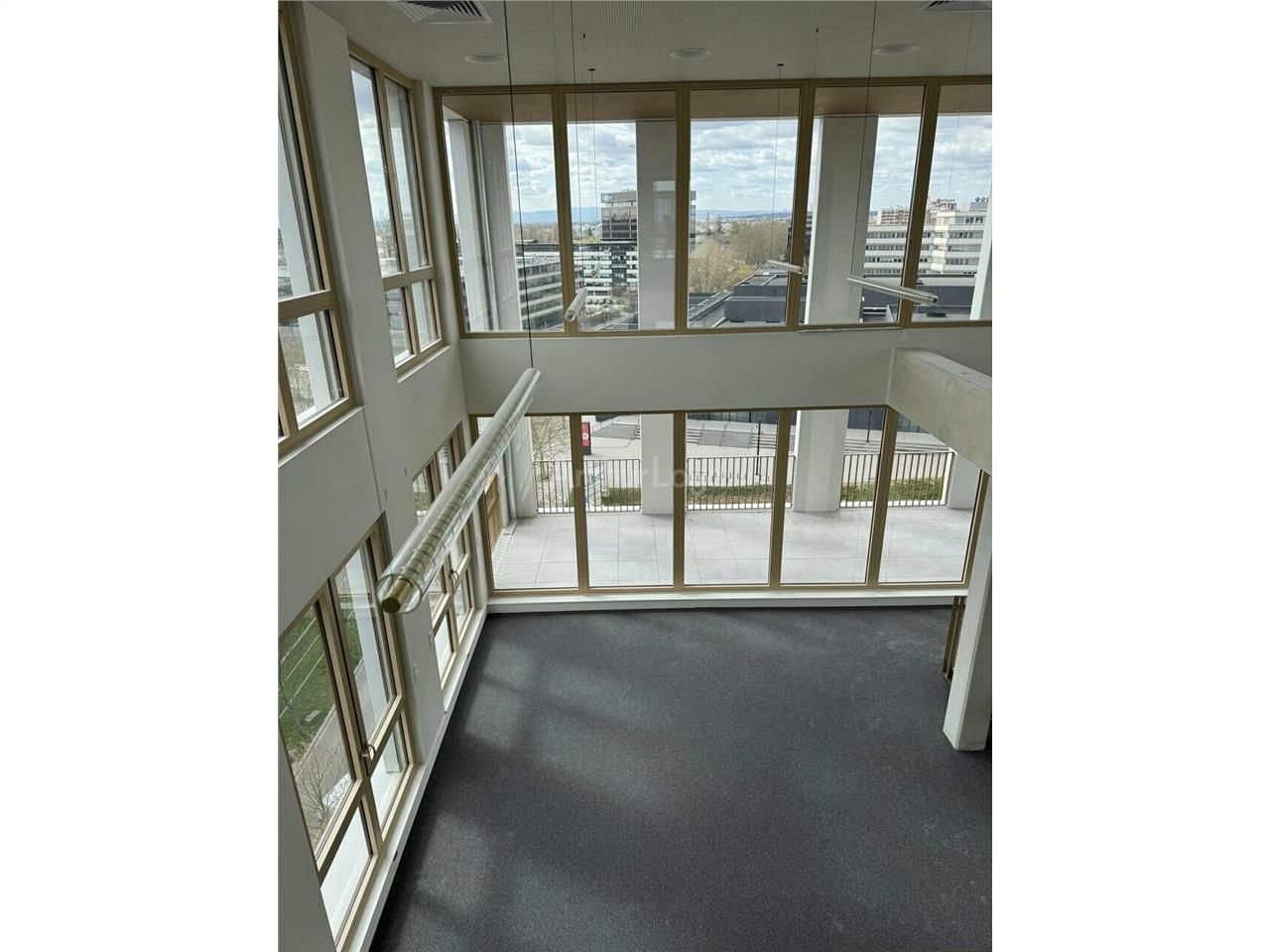 Programme d'exception à Strasbourg Wacken, alliant performance énergétique, accessibilité, et emplacement stratégique pour un cadre de travail premium.