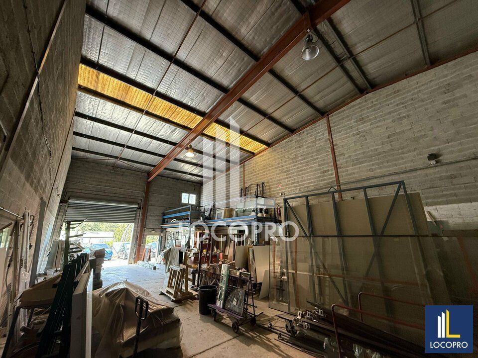 Location local d''activites 330 m² non divisibles