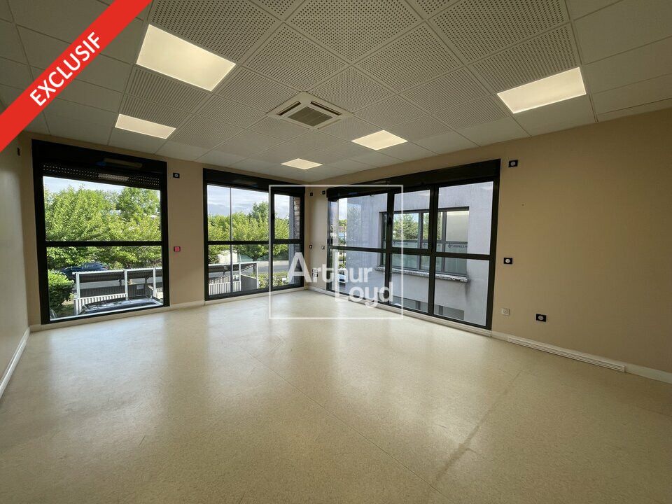 Au pied de la Francilienne, bureaux avec stockage