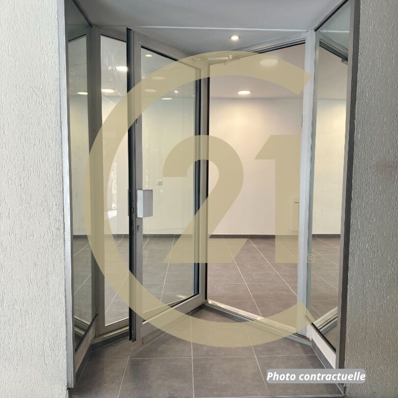 Location local commercial 45.00 m² à LONS LE SAUNIER