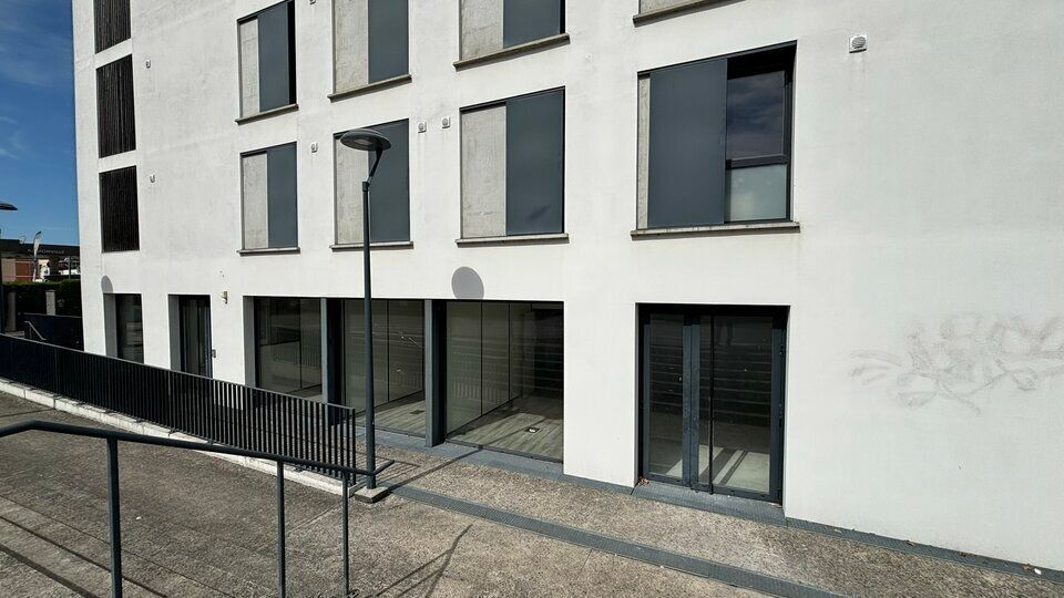 Local commercial à vendre - 241 m²