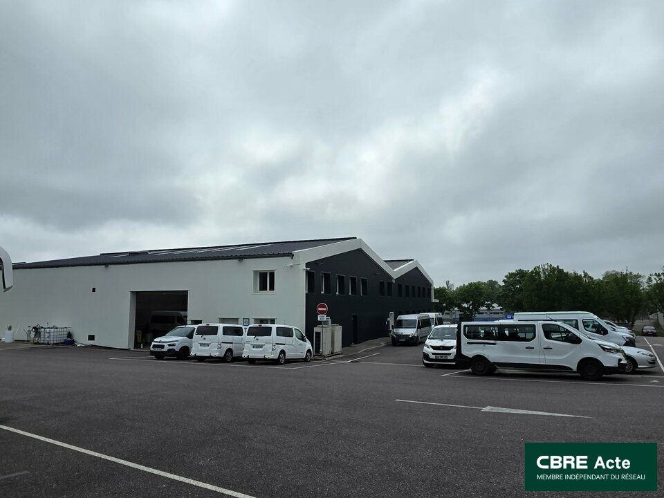 Location local d''activites 1242 m² non divisibles