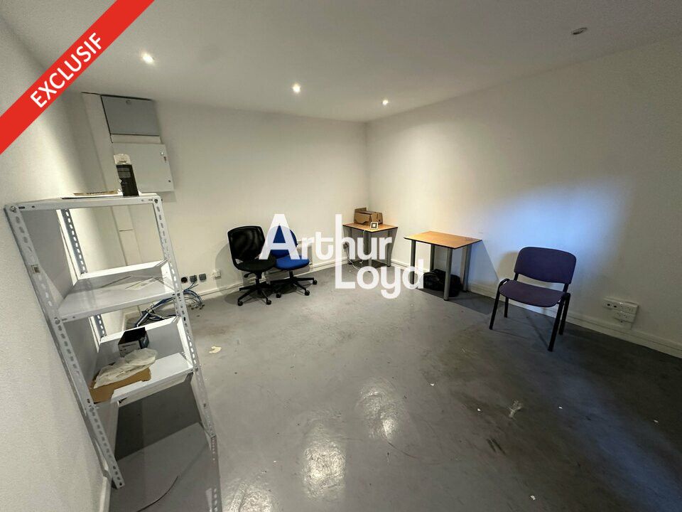 Locaux mixtes avec 2 quais à la location