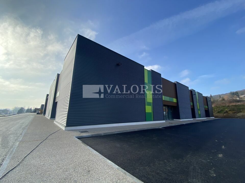 Valoris Real Estate vous propose des surfaces commerciales au Sud de Villefranche-sur-Saône à partir de 779 m² à la vente dans un nouveau parc commercial avec parking libre
