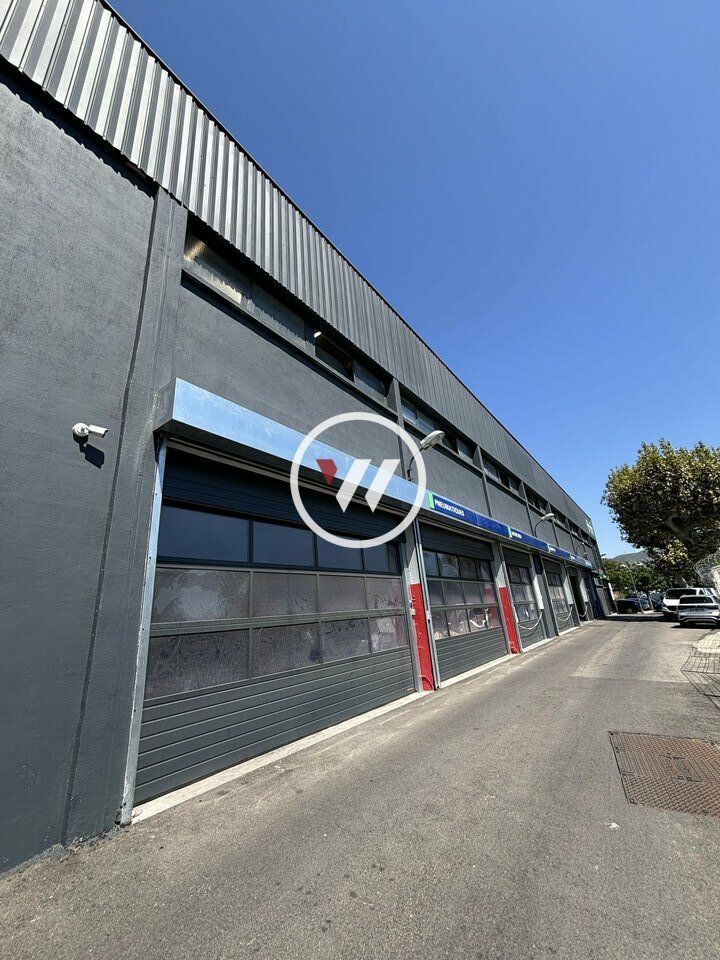 Location local d''activites 604 m² divisibles à partir de 200 m²