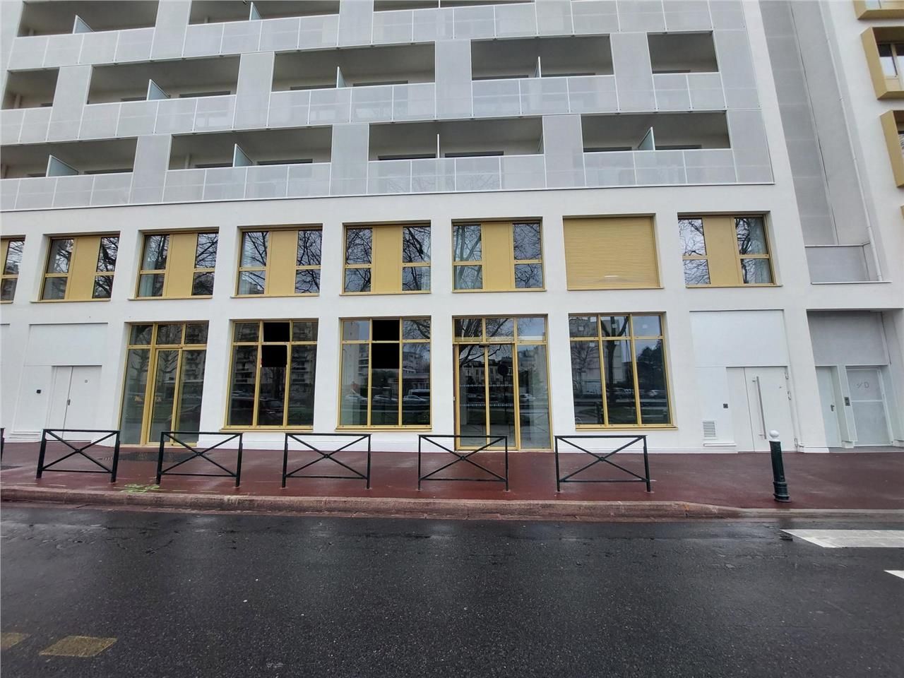 Location local commercial 166 m² à Puteaux