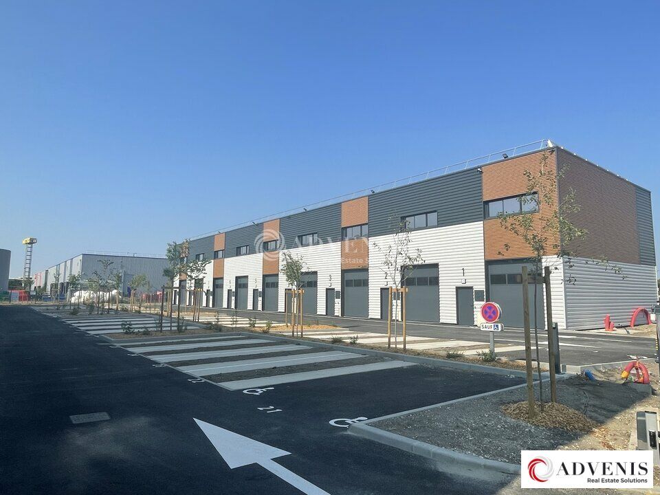 Location local d''activites 2443 m² divisibles à partir de 127 m²