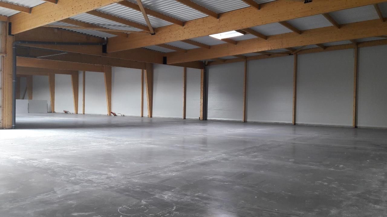 Location local d''activites 3895 m² divisibles à partir de 300 m²