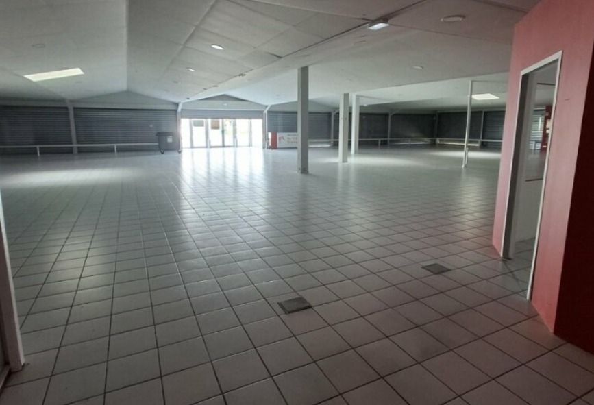 Location entrepôts 600 m² non divisibles