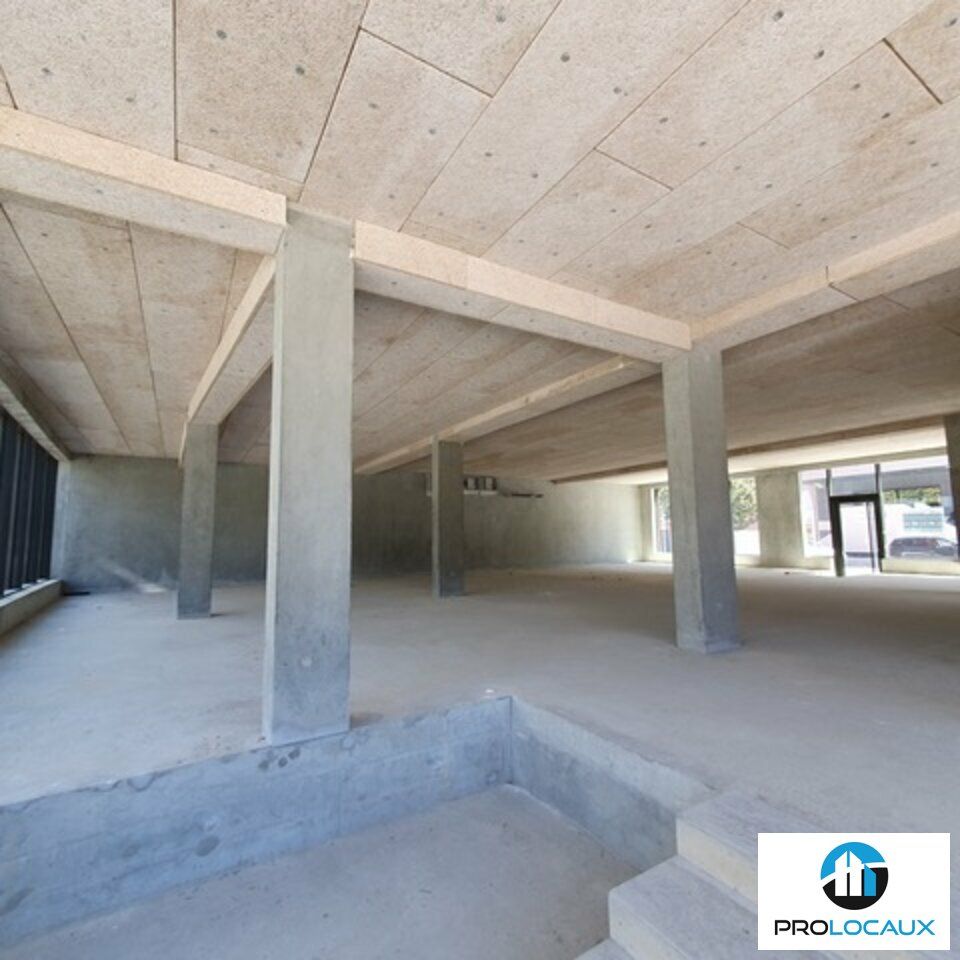 Location local commercial 304.29 m² non divisibles