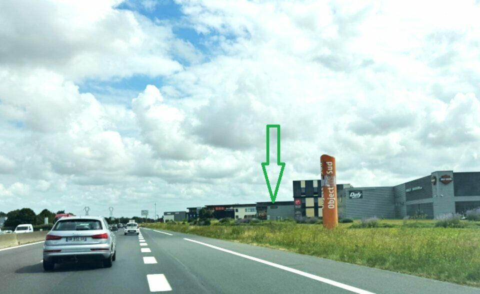 Local d'activité avec showroom en façade de périphérique à IFS.