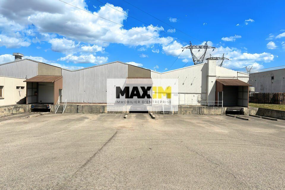 Entrepôt avec bureaux – 3 quais – idéal logistique / PME