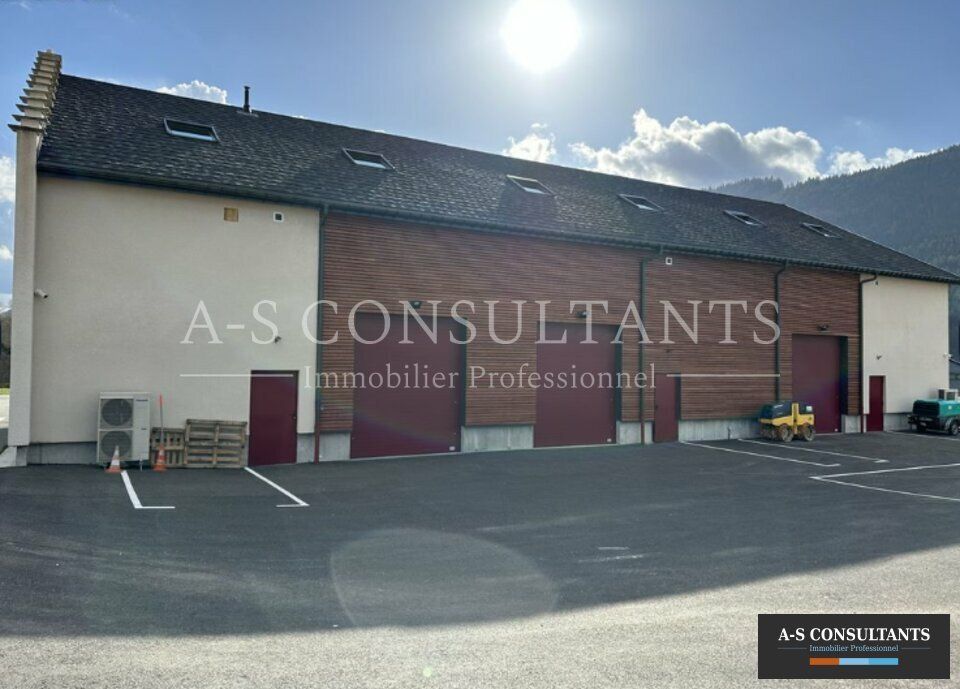 A VENDRE, station de Villard-De-Lans (38250), Local commercial ou professionnel avec vitrine, show-room et stockage 360 m² environ, 3 places de stationnements privatives incluses dans le prix de vente. 