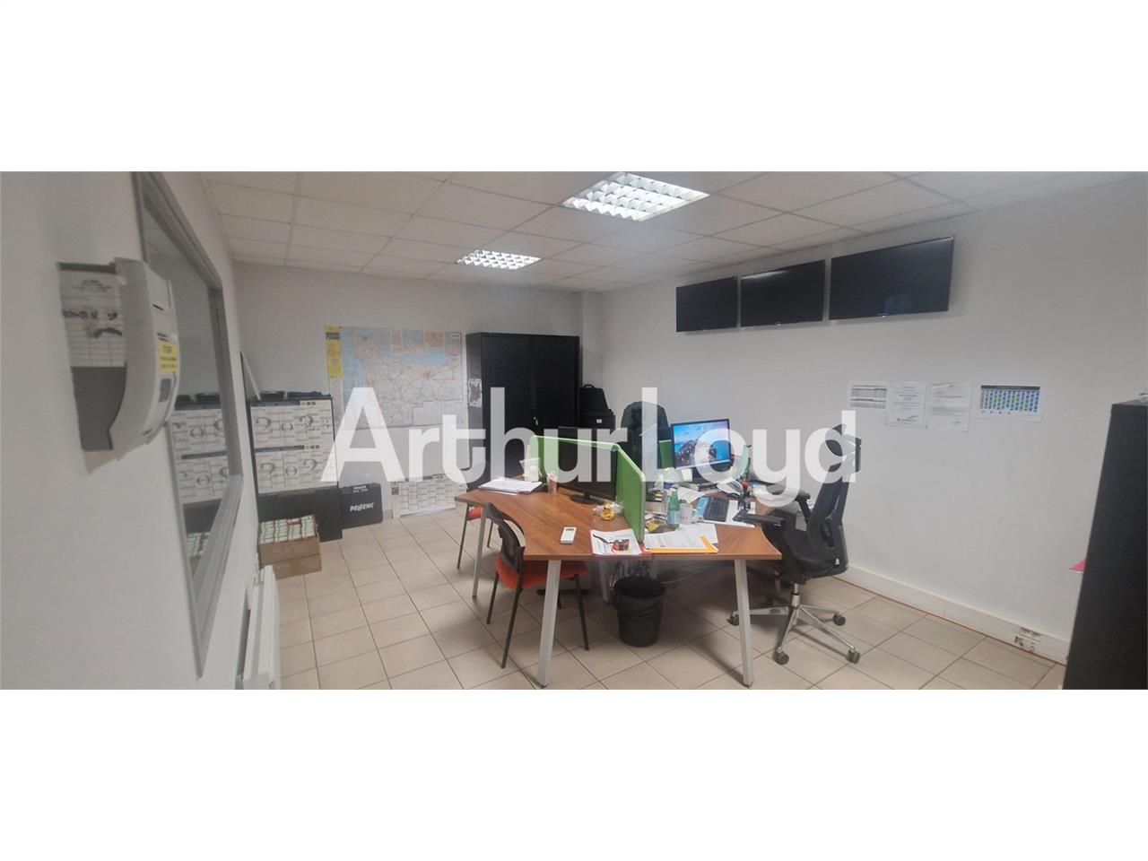 Location local 830.00 m² à IFS