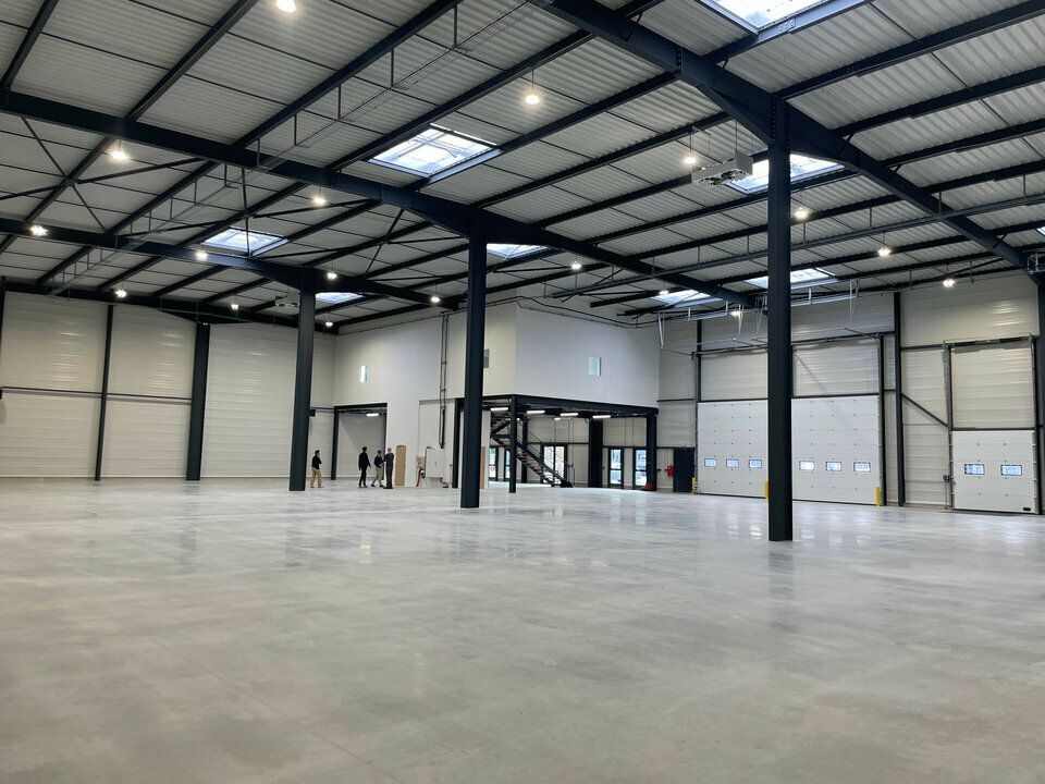 Valoris Real Estate vous propose des locaux d'activités rénovés à louer dans un parc d'activités à proximité immédiate des grands axes routiers. Opportunité rare sur le secteur !