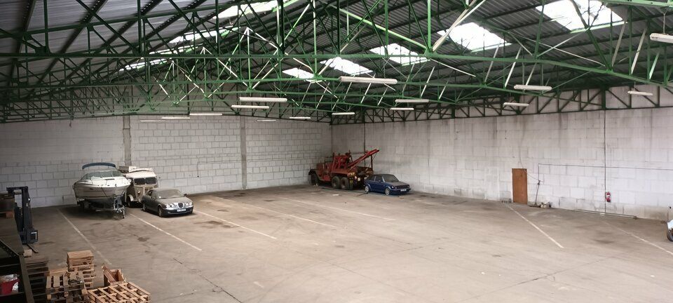 Grand local au cœur de la ZI havraise.