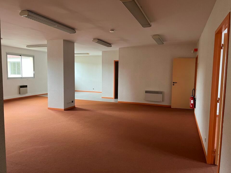 TOURS SUD CHAMBRAY - D 910 ECHANGEUR A10 - A LOUER BUREAUX DE 274 M² - PARKING FACILE