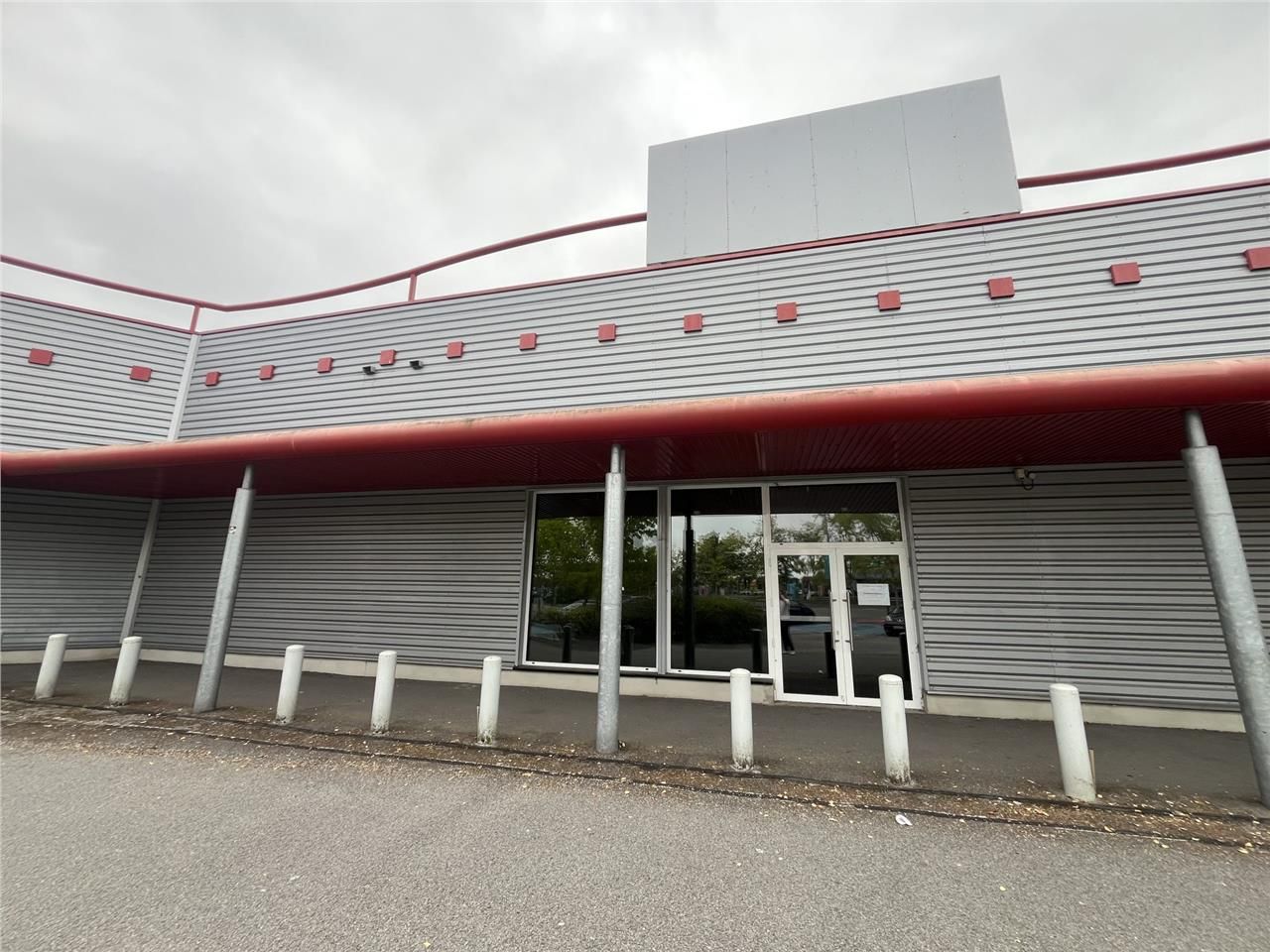 Location local commercial 569 m² à Maurepas