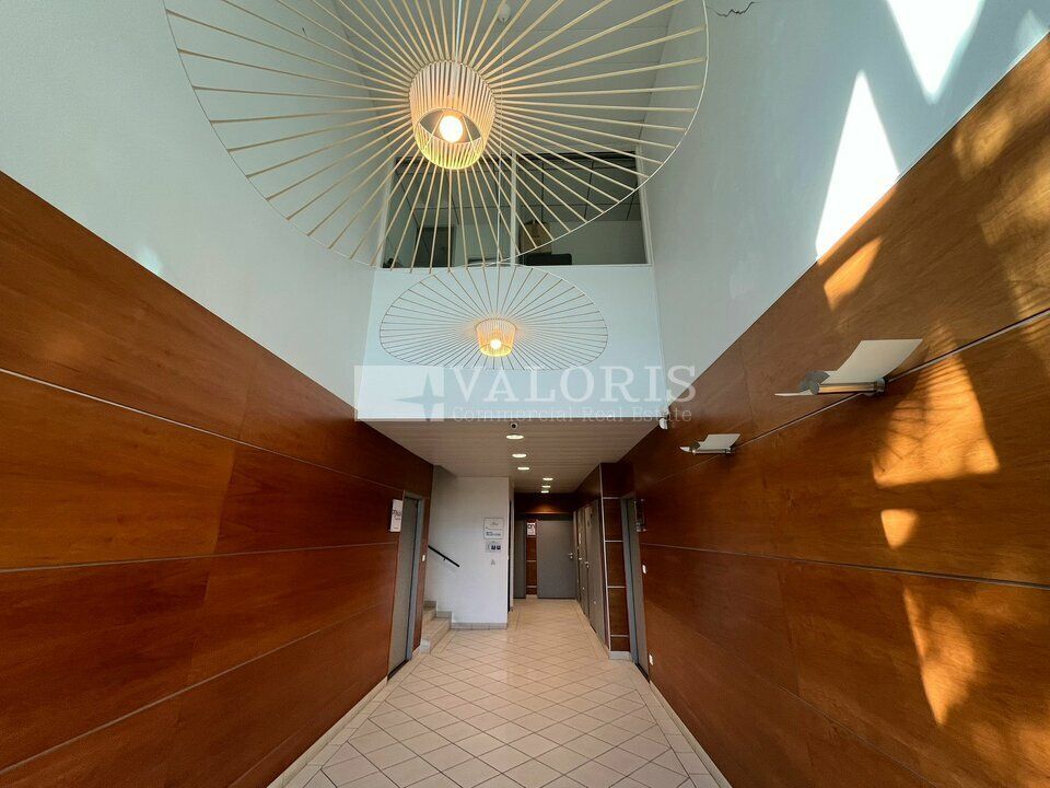 VALORIS MEDITERRANEE vous propose, à la location, au sein du Parc de Pichaury, dans un cadre idyllique et proche des grands axes, une surface de bureaux de 316 m², divisible à partir de 200 m², dans un excellent état, disponible immédiatement.