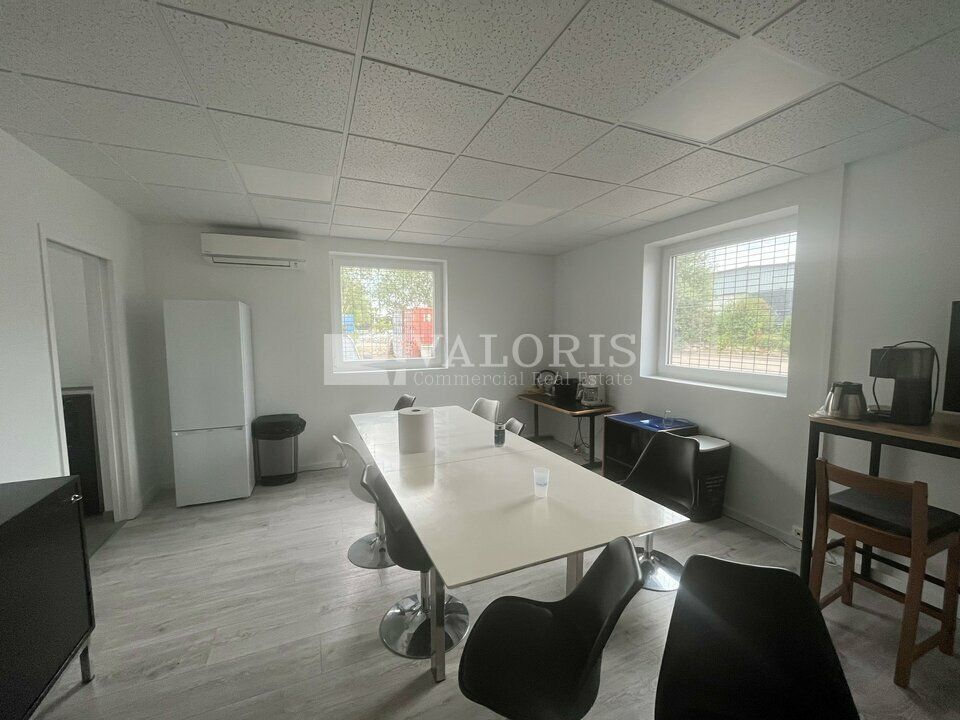 Valoris Real Estate vous propose à la vente un bâtiment industriel de 858 m², idéalement situé au cœur de la zone industrielle de Miribel, à proximité immédiate des axes autoroutiers.