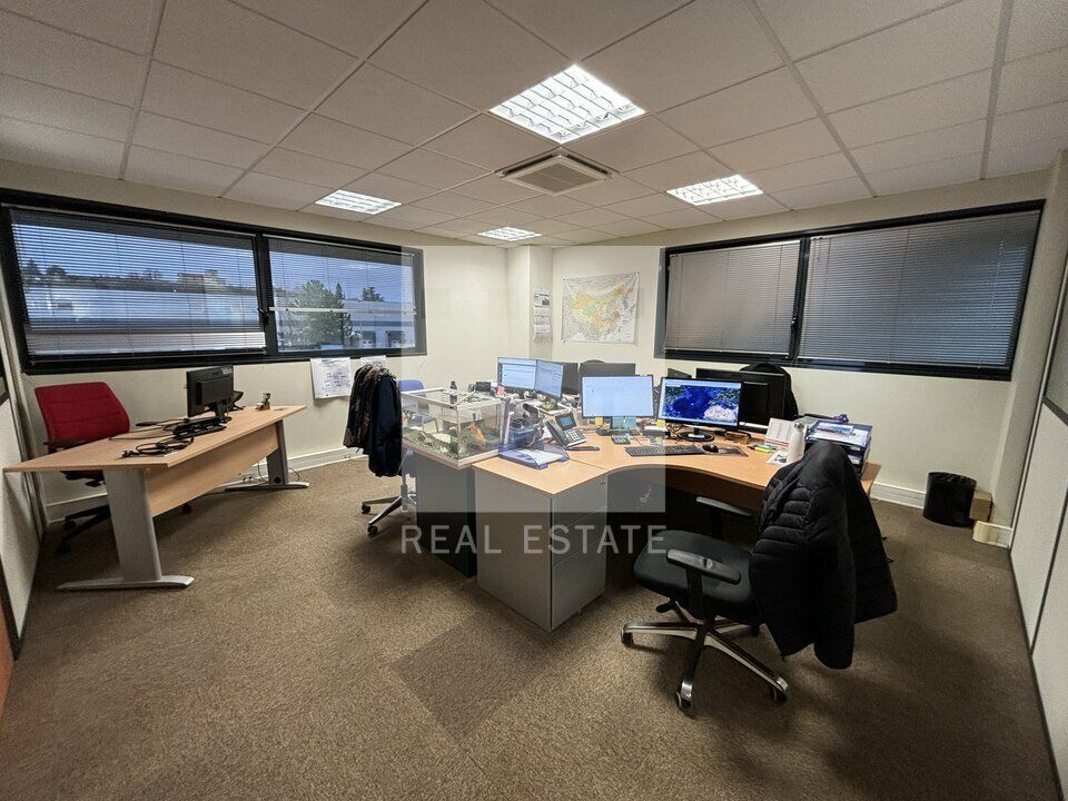 À Louer : Bureaux de 209 m² en RDC à Pusignan - Site Sécurisé et Prestations Modernes