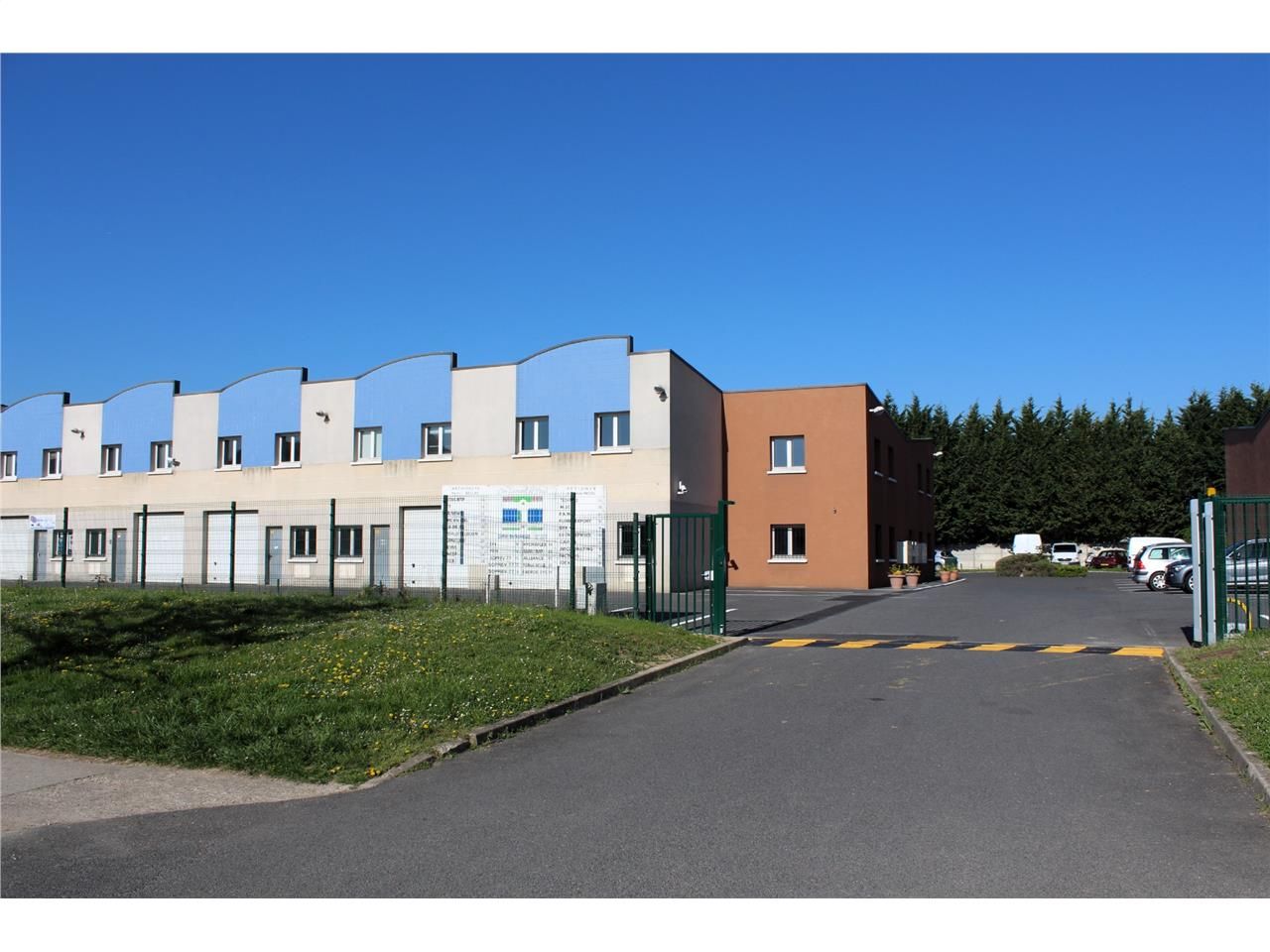 Location local 130 m² à SAVIGNY LE TEMPLE