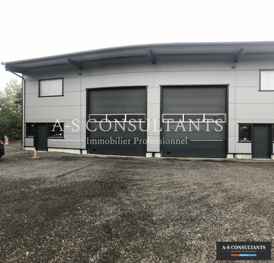 À Louer, commune de Tournon proche Albertville, local de stockage de 250 m², grande hauteur (7,5 m).Porte sectionnelle motorisée 4,5 m* 4m, porte piéton. Aire de manoeuvre, possibilité de louer une surface extérieure supplémentaire.