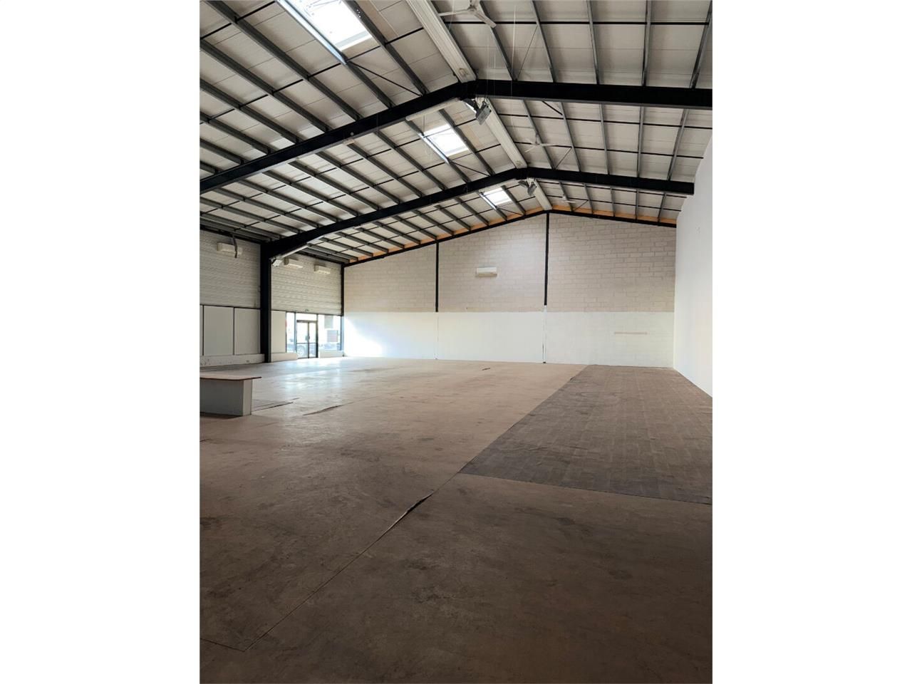 Location local commercial 750.00 m² à LIMOGES