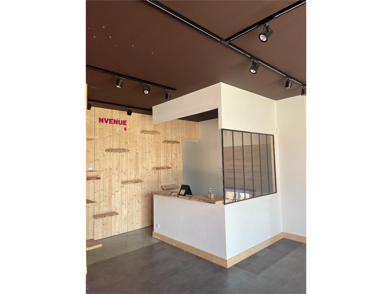 Location local commercial 92.00 m² à SAINT JUNIEN