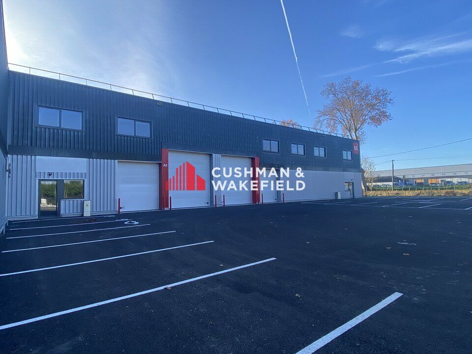 Location local d''activites 1872 m² divisibles à partir de 930 m²