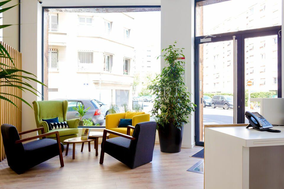Valoris vous propose à la location un local de 376 m² rénové, situé en rez-de-chaussée dans un secteur stratégique de Lyon, à proximité immédiate de la gare Part-Dieu.