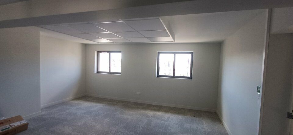 AU COEUR DU CENTRE-VILLE - BUREAUX REFAITS A NEUF.