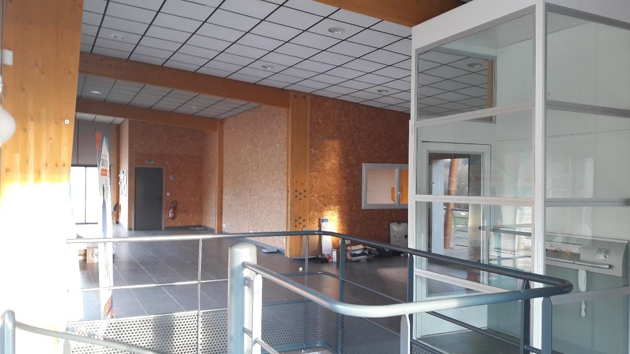 Beau local d'activités sur axe très passant.