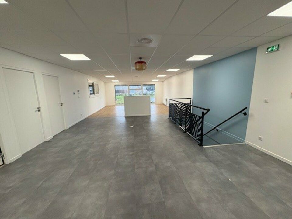 A louer local d'activité de 250m² et 100m² de bureaux 