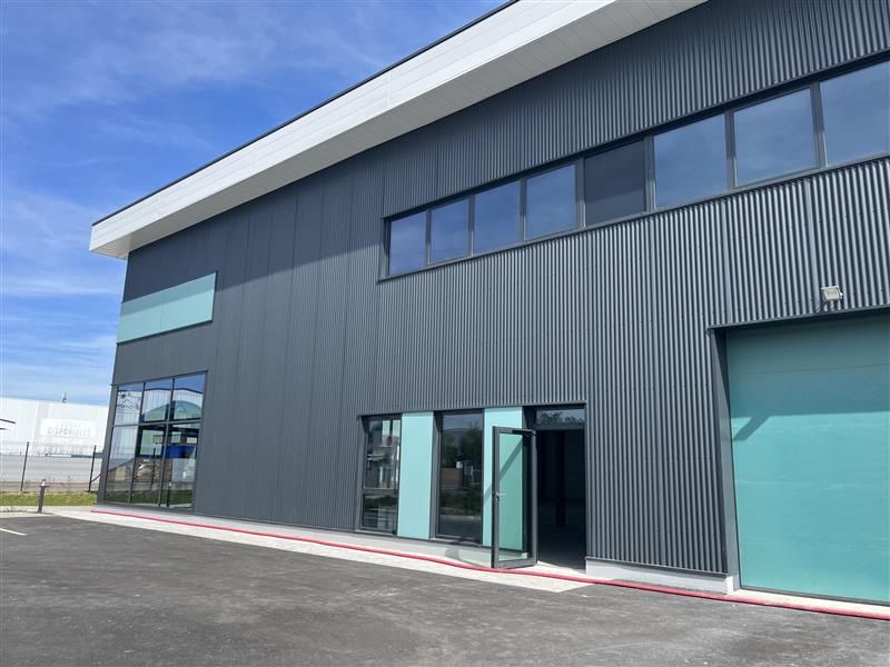 Location local d''activites 1076 m² divisibles à partir de 300 m²
