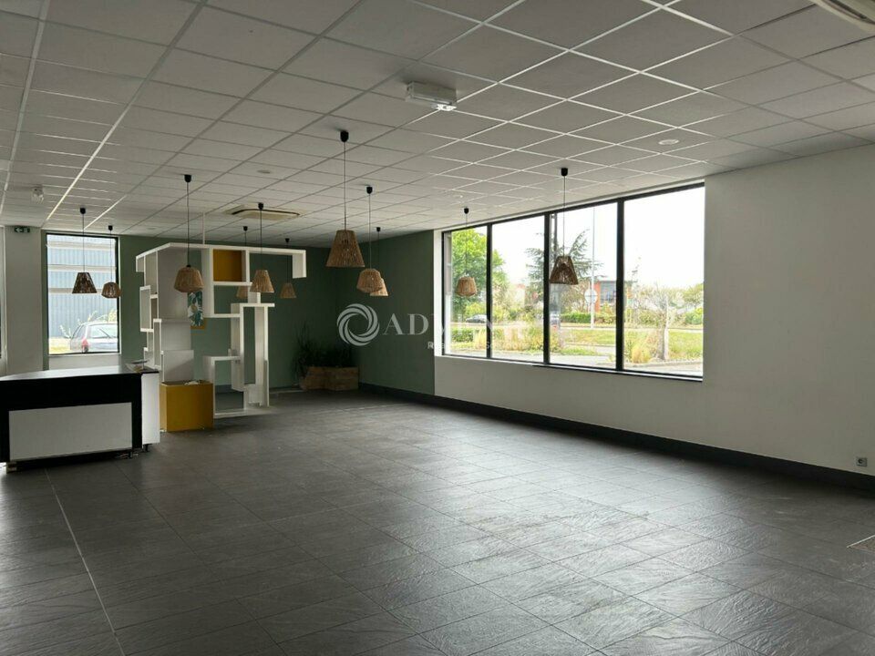 LOCAL COMMERCIAL D'ENVIRON 471 m² A LOUER A SAINT CYR SUR LOIRE