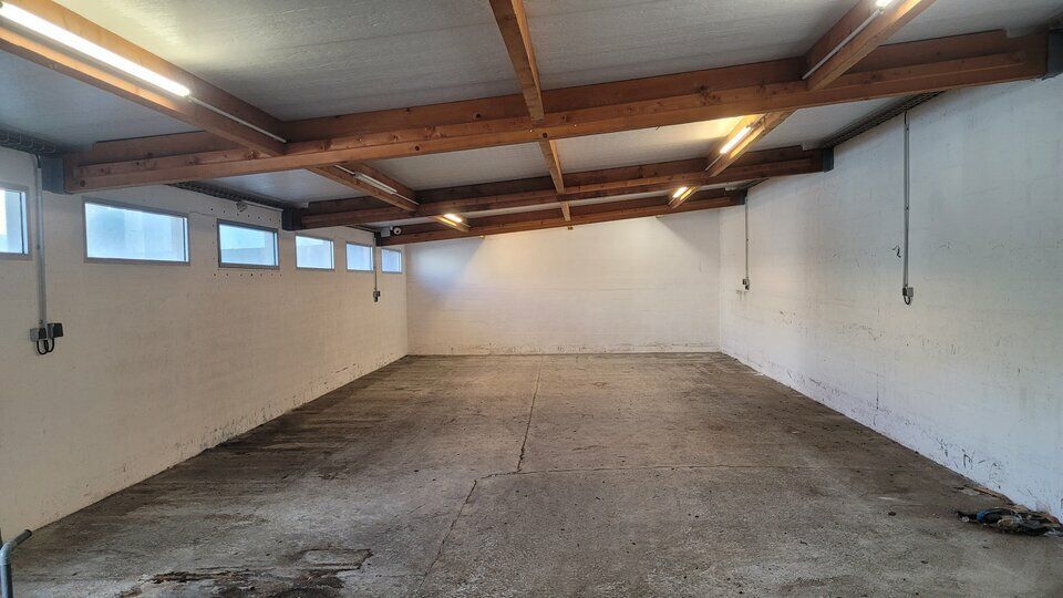 LOCAUX ARTISANAUX A LOUER.